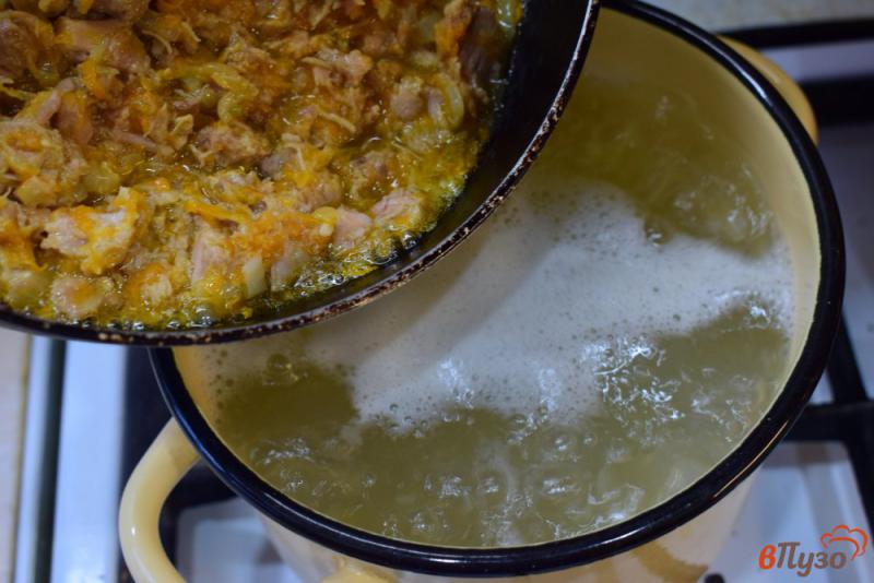 Фото приготовление рецепта: Суп с мясной тушенкой шаг №3