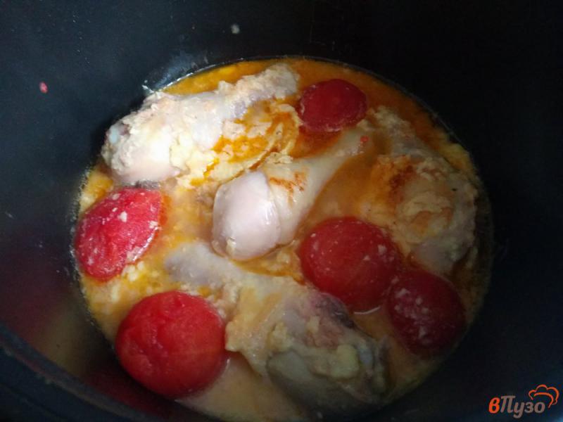 Фото приготовление рецепта: Куриная голень тушеная в яично-сырном соусе шаг №7