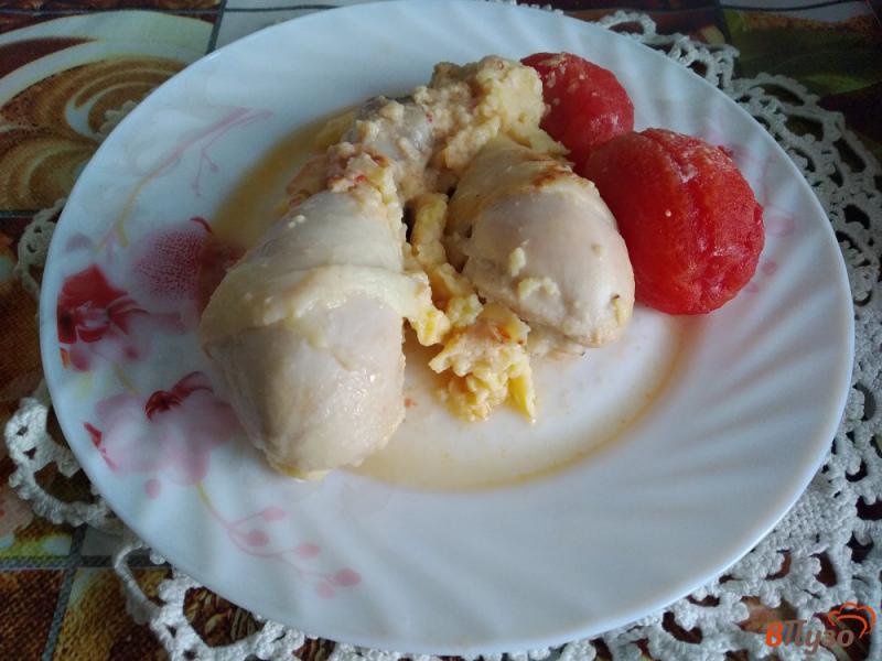Фото приготовление рецепта: Куриная голень тушеная в яично-сырном соусе шаг №8