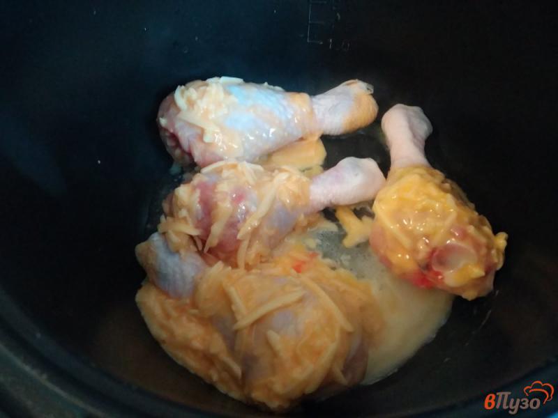 Фото приготовление рецепта: Куриная голень тушеная в яично-сырном соусе шаг №6
