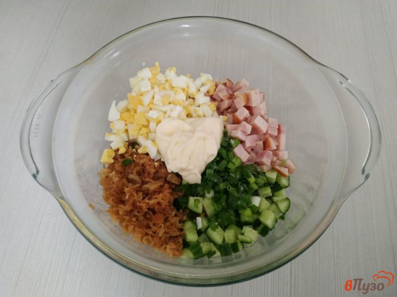 Фото приготовление рецепта: Салат с ветчиной и жареной мивиной шаг №7