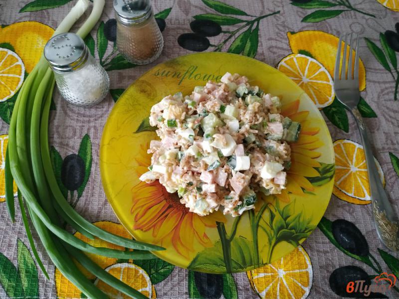Фото приготовление рецепта: Салат с ветчиной и жареной мивиной шаг №8