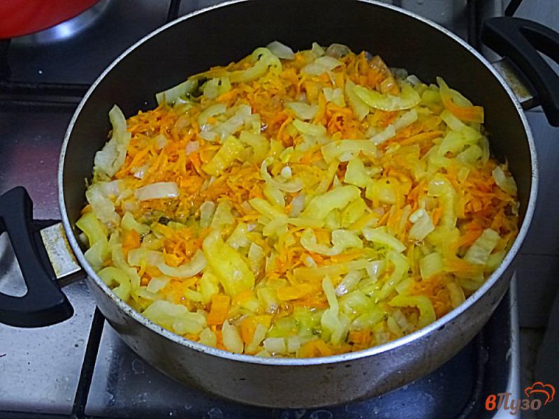 Фото приготовление рецепта: Рис с куриными голенями в духовке шаг №4
