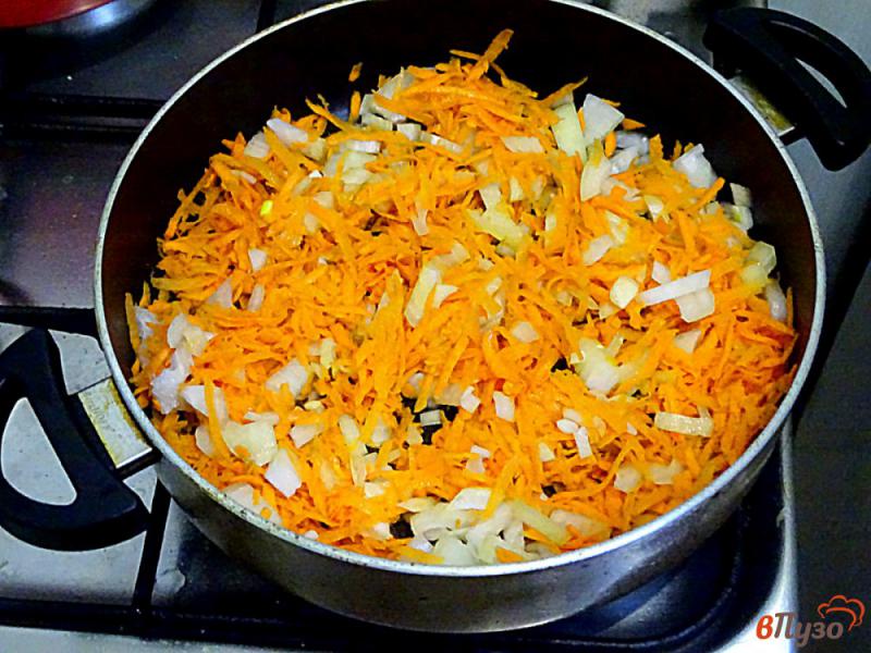 Фото приготовление рецепта: Рис с куриными голенями в духовке шаг №3