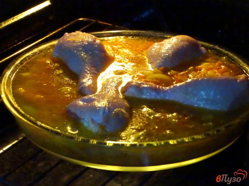 Фото приготовление рецепта: Рис с куриными голенями в духовке шаг №6