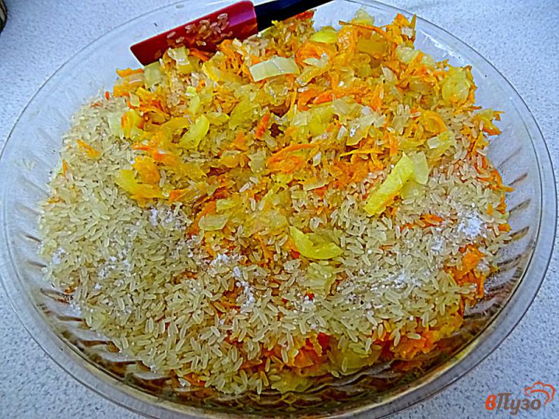 Фото приготовление рецепта: Рис с куриными голенями в духовке шаг №5