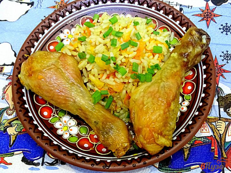 Фото приготовление рецепта: Рис с куриными голенями в духовке шаг №7