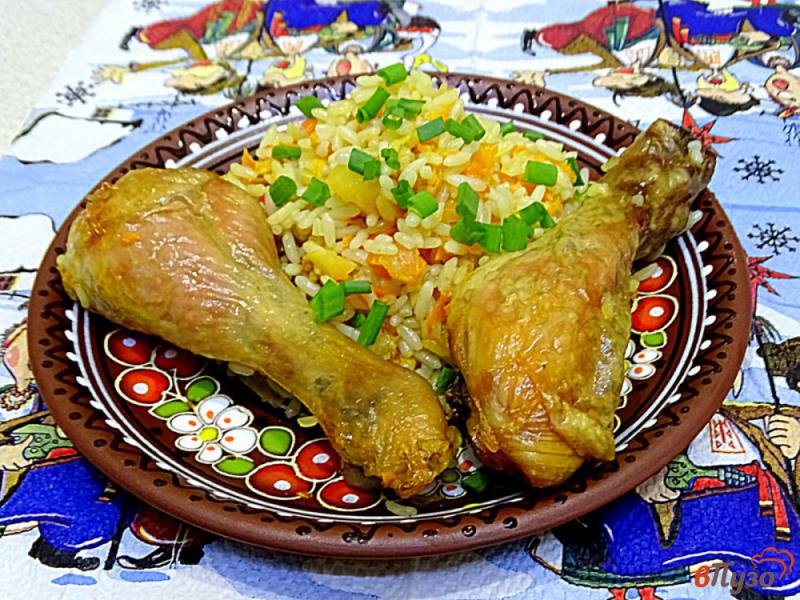 Фото приготовление рецепта: Рис с куриными голенями в духовке шаг №8