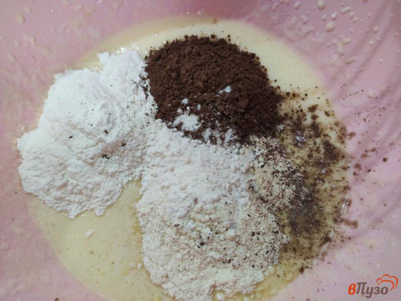 Фото приготовление рецепта: Шоколадные панкейки на кефире шаг №2