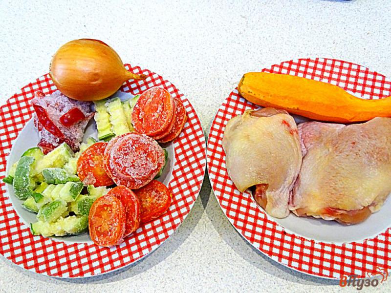 Фото приготовление рецепта: Куриные бёдра с овощами на сковороде шаг №1