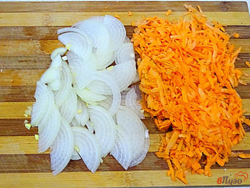 Фото приготовление рецепта: Куриные бёдра с овощами на сковороде шаг №2