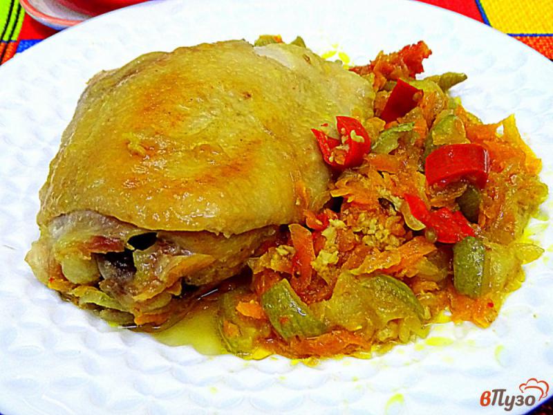 Фото приготовление рецепта: Куриные бёдра с овощами на сковороде шаг №5