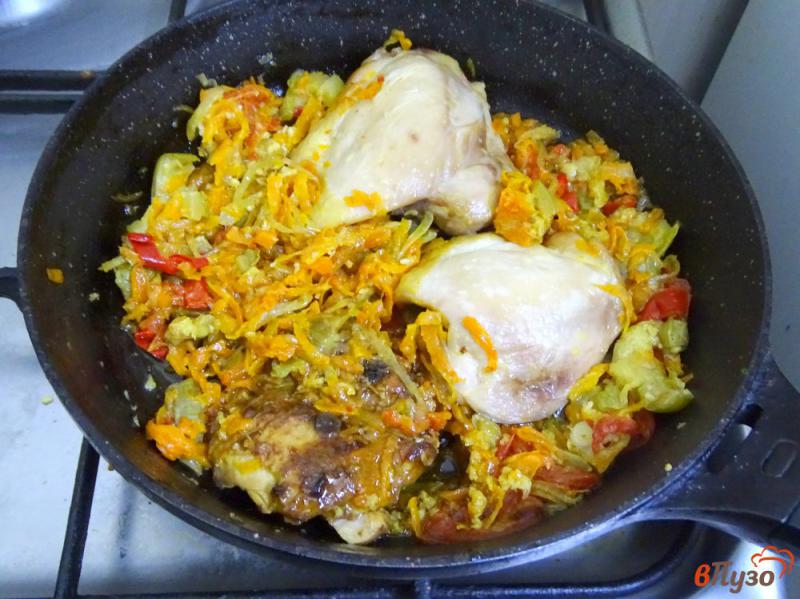 Фото приготовление рецепта: Куриные бёдра с овощами на сковороде шаг №4