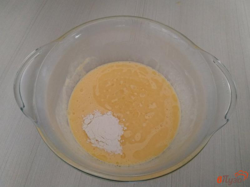 Фото приготовление рецепта: Малиновый пирог в микроволновке шаг №2