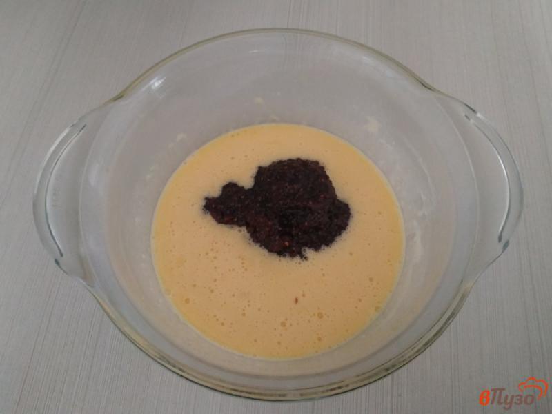 Фото приготовление рецепта: Малиновый пирог в микроволновке шаг №3