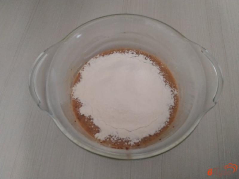 Фото приготовление рецепта: Малиновый пирог в микроволновке шаг №4