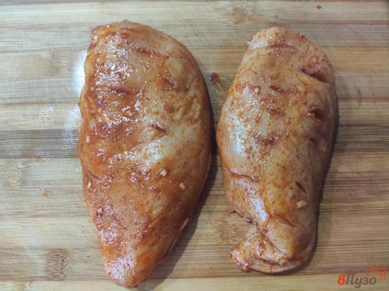 Фото приготовление рецепта: Куриное филе с чесноком и паприкой шаг №4