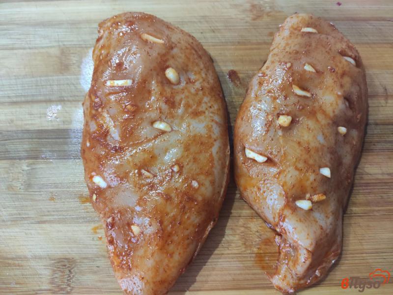 Фото приготовление рецепта: Куриное филе с чесноком и паприкой шаг №5