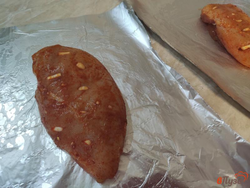 Фото приготовление рецепта: Куриное филе с чесноком и паприкой шаг №6