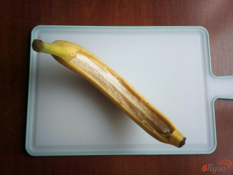Фото приготовление рецепта: Запеченный банан с шоколадом шаг №1