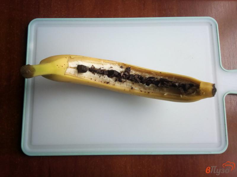 Фото приготовление рецепта: Запеченный банан с шоколадом шаг №2