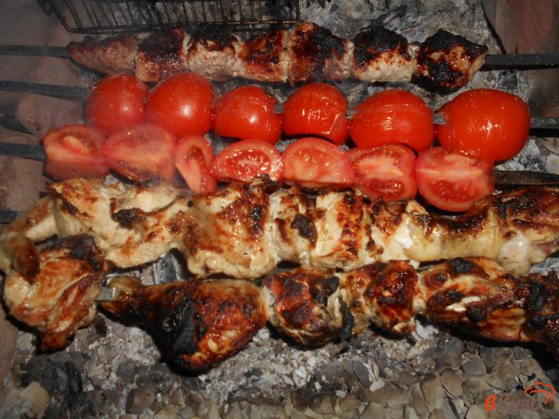 Фото приготовление рецепта: Свинина на мангале с помидорами шаг №4