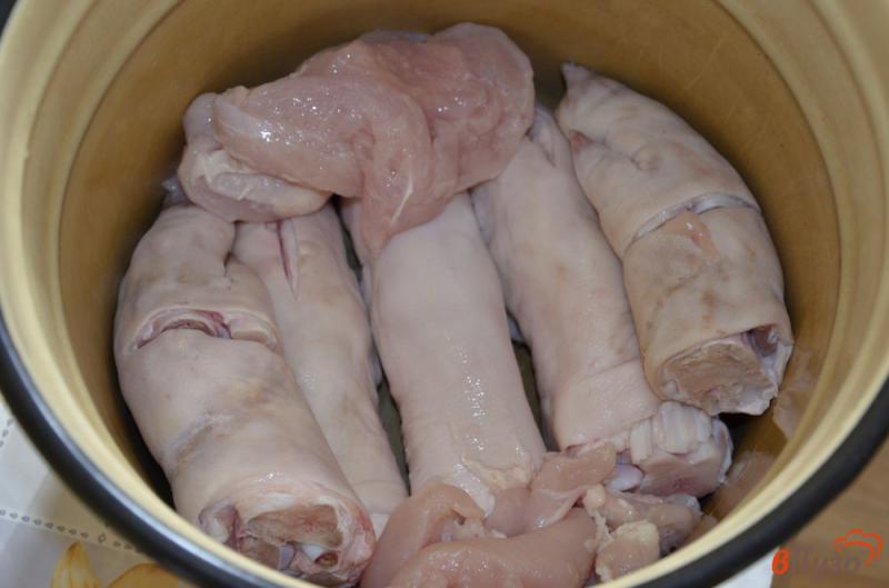Фото приготовление рецепта: Холодец из свиных ножек с куриной грудкой шаг №1