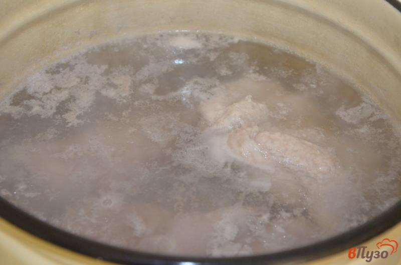 Фото приготовление рецепта: Холодец из свиных ножек с куриной грудкой шаг №2