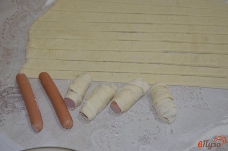 Фото приготовление рецепта: Сосиски в тесте на сковороде шаг №3