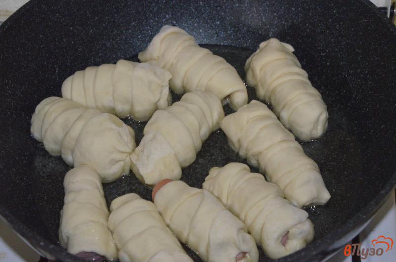 Фото приготовление рецепта: Сосиски в тесте на сковороде шаг №4