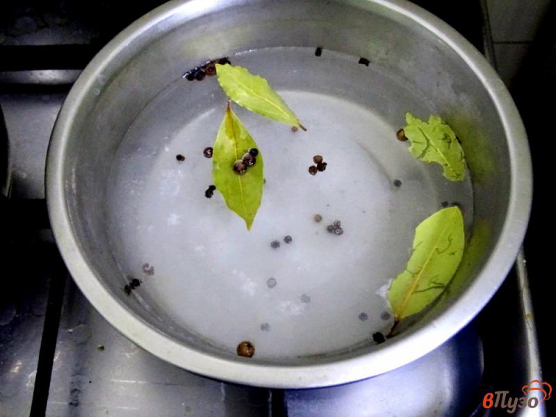Фото приготовление рецепта: Скумбрия малосольная в двух маринадах шаг №2