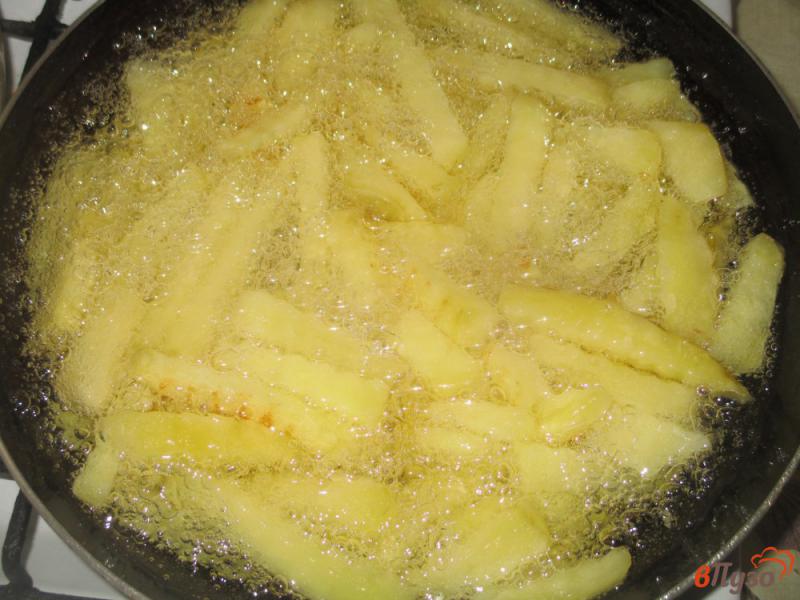 Фото приготовление рецепта: Острый картофель фри шаг №4