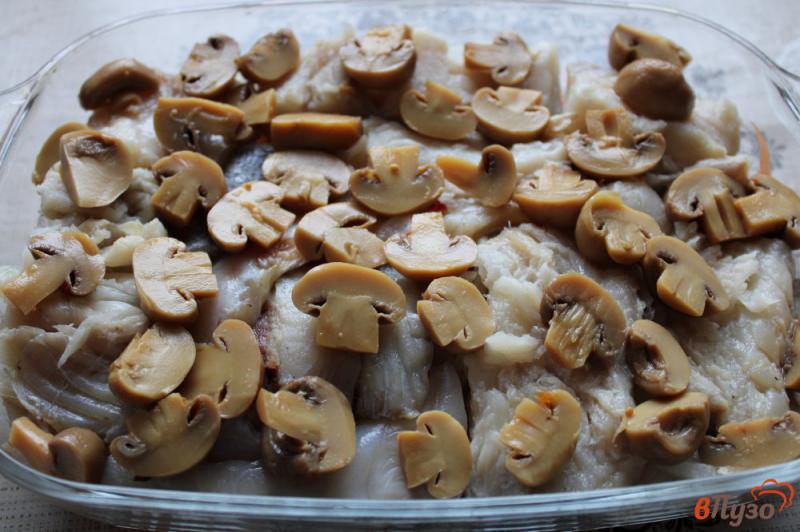 Фото приготовление рецепта: Сайда запеченная с грибами и овощами шаг №6