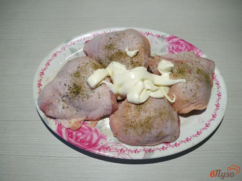 Фото приготовление рецепта: Запечённые куриные бёдра с овощами шаг №3