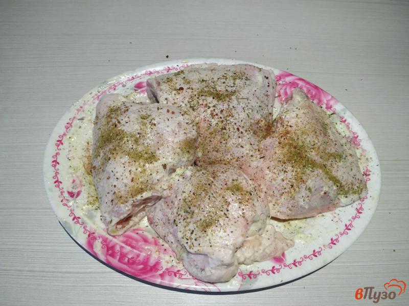 Фото приготовление рецепта: Запечённые куриные бёдра с овощами шаг №4