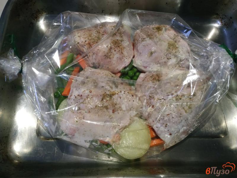 Фото приготовление рецепта: Запечённые куриные бёдра с овощами шаг №5