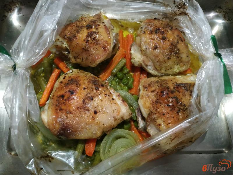 Фото приготовление рецепта: Запечённые куриные бёдра с овощами шаг №6