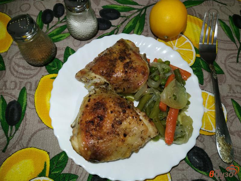 Фото приготовление рецепта: Запечённые куриные бёдра с овощами шаг №7