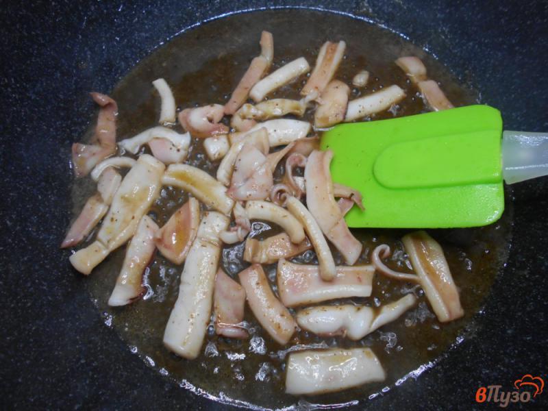 Фото приготовление рецепта: Кальмары в соево-медовом соусе шаг №3