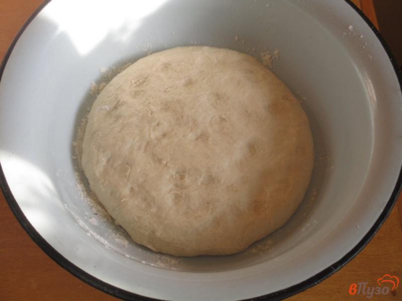 Фото приготовление рецепта: Пирожки дрожжевые с капустой шаг №4