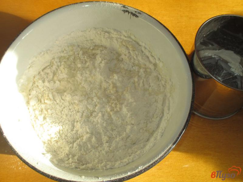 Фото приготовление рецепта: Пирожки дрожжевые с капустой шаг №3