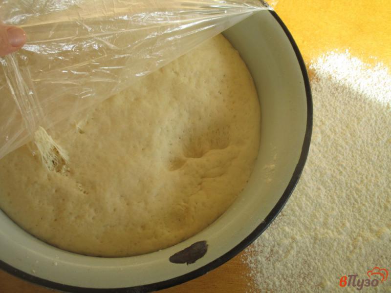 Фото приготовление рецепта: Пирожки дрожжевые с капустой шаг №9