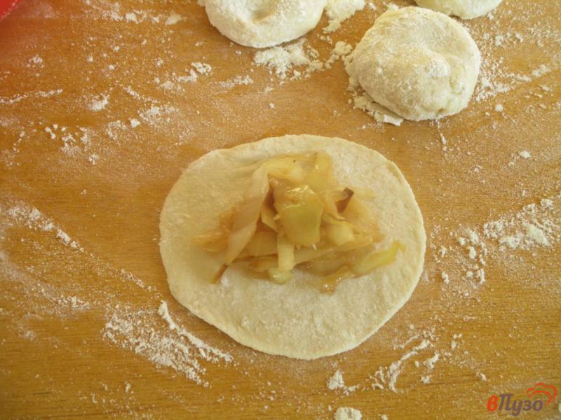 Фото приготовление рецепта: Пирожки дрожжевые с капустой шаг №10