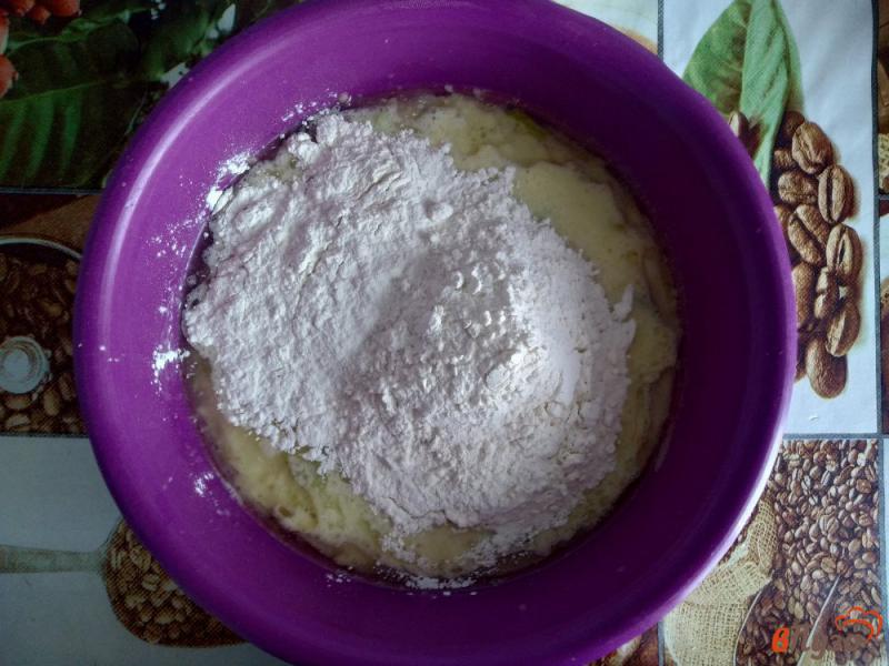 Фото приготовление рецепта: Пирог на йогурте шаг №6