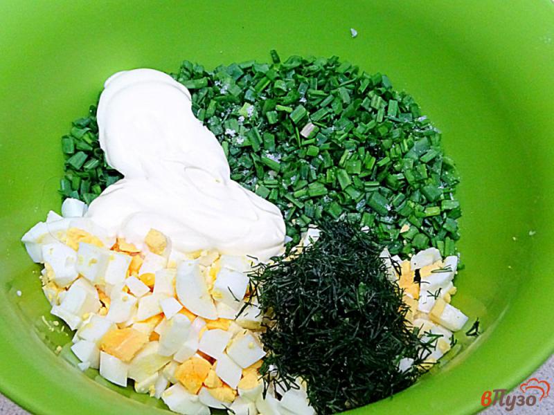Фото приготовление рецепта: Салат из зелёного лука яйца и укропа шаг №5
