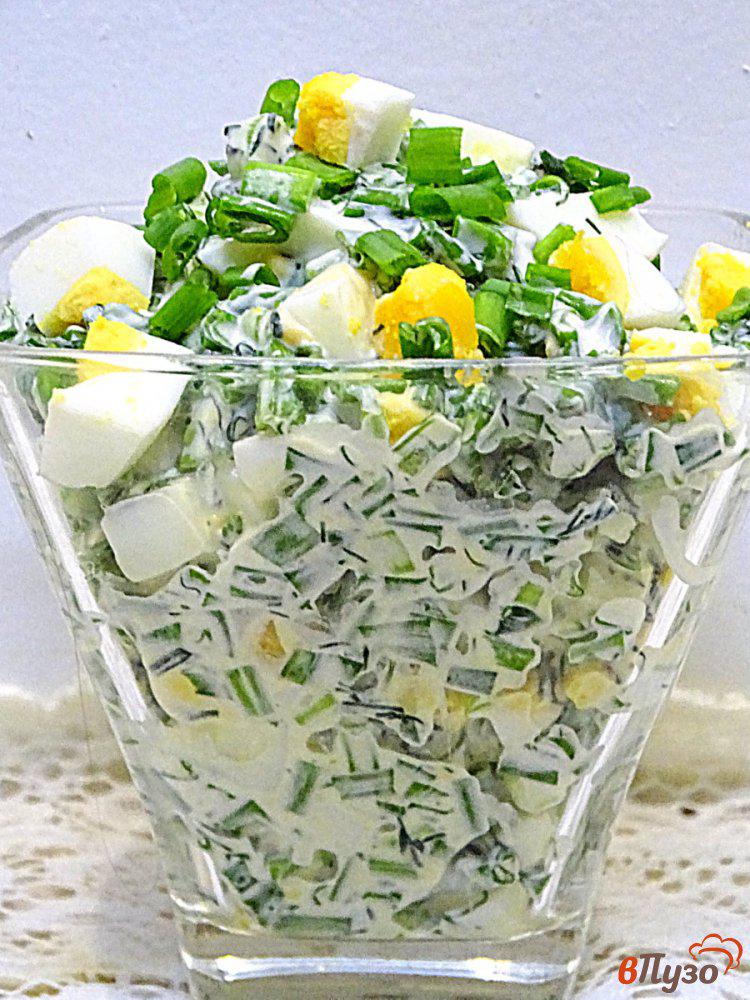 Фото приготовление рецепта: Салат из зелёного лука яйца и укропа шаг №8