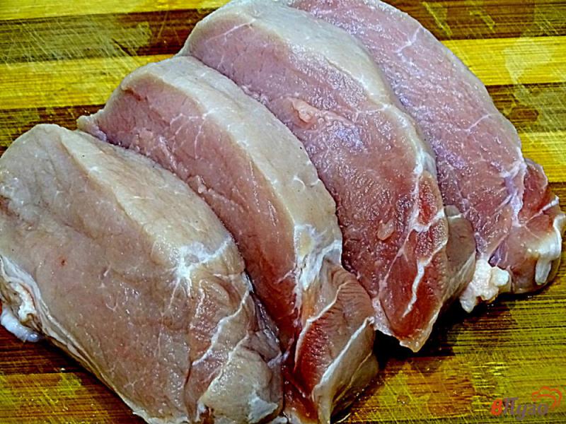 Фото приготовление рецепта: Свинина томлёная в луково - чесночном соусе шаг №1