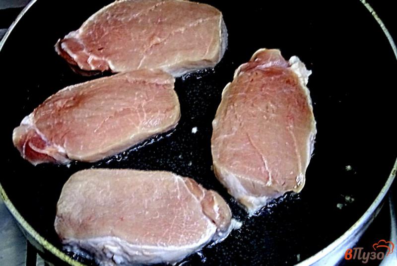 Фото приготовление рецепта: Свинина томлёная в луково - чесночном соусе шаг №2