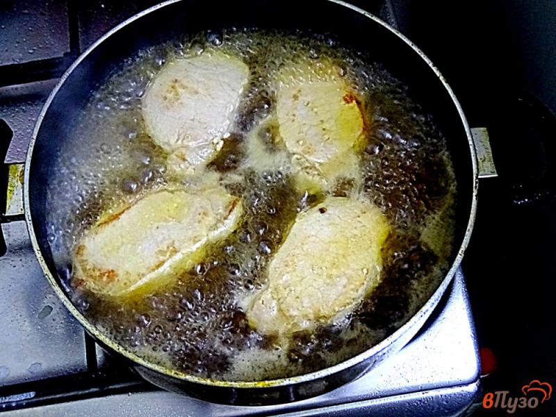 Фото приготовление рецепта: Свинина томлёная в луково - чесночном соусе шаг №3