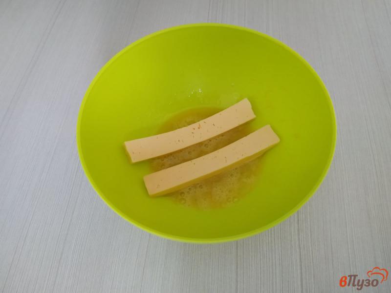Фото приготовление рецепта: Сыр в панировочных сухарях шаг №3